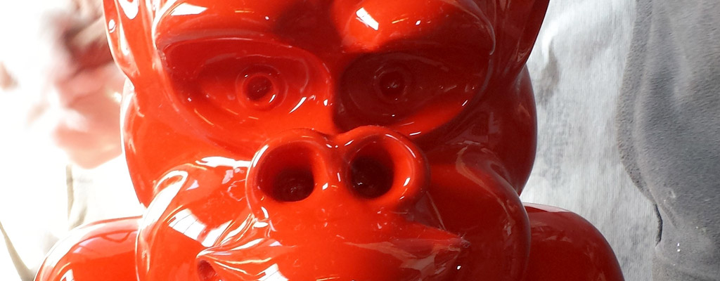 Moulage polyester sculpture contemporaine singe rouge